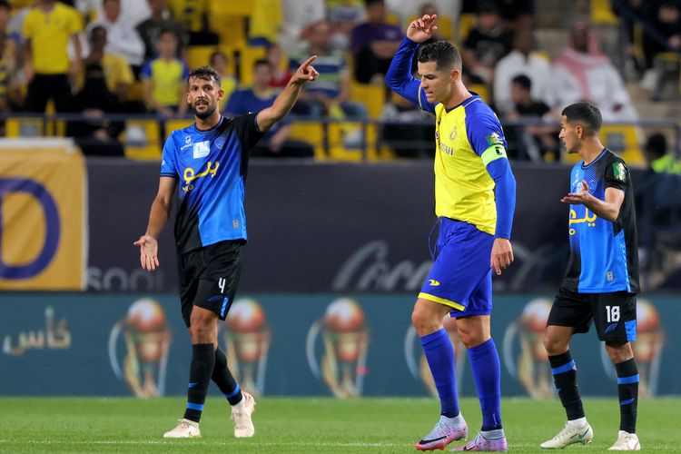 Penyerang Al Nassr Cristiano Ronaldo (tengah/kuning) bereaksi pada pertandingan perempat final Piala Raja antara Al Nassr dan Abha di Stadion Mrsool Park di Riyadh Selasa pada 14 Maret 2023. Terkini, Cristiano Ronaldo bersama Al Nassr mengalami kekalahan dari Al Wehda pada laga semifinal Piala Raja, Selasa (25/4/2023) dini hari WIB. (Foto oleh Fayez NURELDINE / AFP)