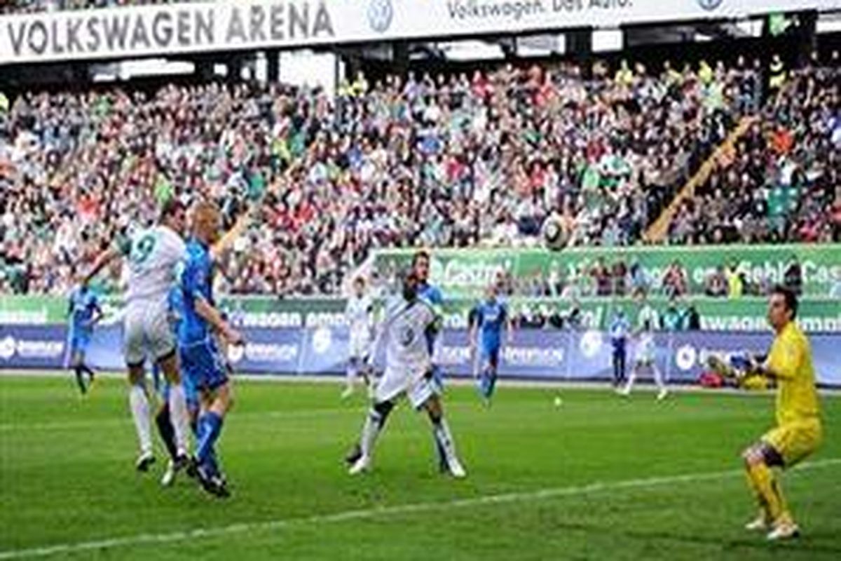 Penyerang Wolfsburg, Edin Dzeko (kiri) mencetak gol ke gawang Hoffenheim, dalam duel lanjutan Bundesliga, Minggu (4/4/2010).