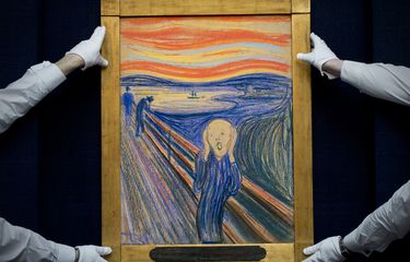 The Scream versi pastel karya Edvard Munch tahun 1895 saat ditunjukkan di Sotheby's London12 April 2012.  AFP PHOTO / CARL COURT