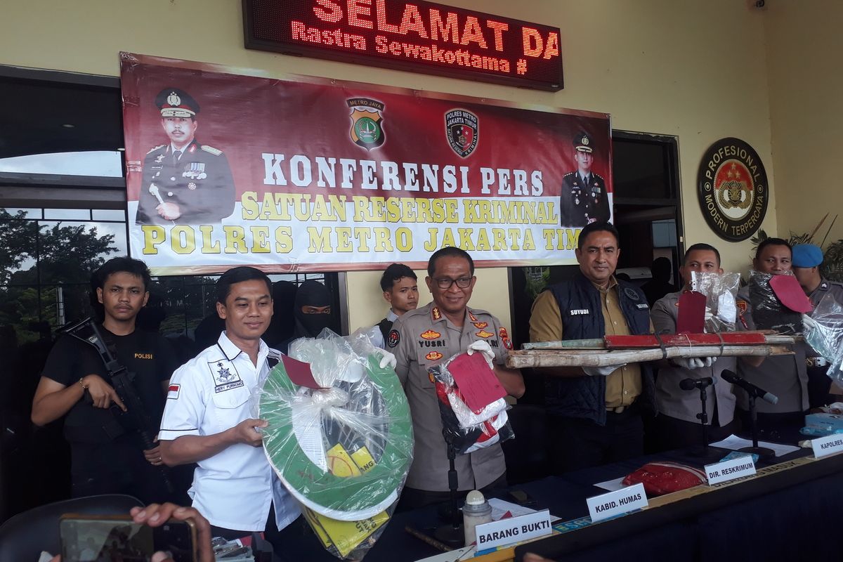 Jajaran Polda Metro Jaya dan Polres Metro Jakarta Timur saat konferensi pers kasus perusakan AEON Mall Jakarta Garden City di Mapolres Metro Jakarta Timur, Rabu (26/2/2020).