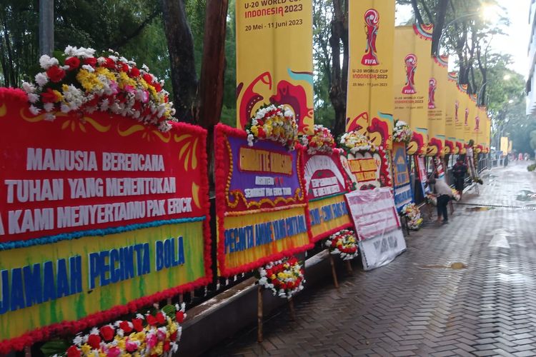 Beberapa karangan bunga yang membanjiri Gedung Gelora Bung Karno (GBK) Arena, Senayan, Jakarta Pusat, Kamis (30/3/2023) sore.