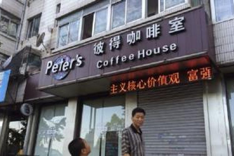 Kedai kopi di Dandong, China milik pasangan suami-isteri Kanada, Kevin dan Julia Dawn ditutup oleh pihak berwajib (5/8).