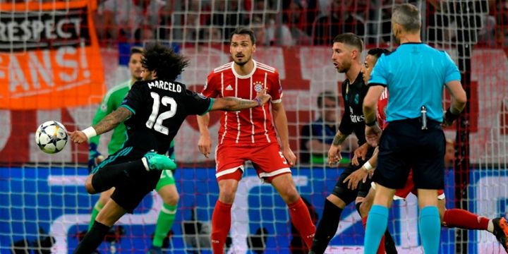 Bek Real Madrid, Marcelo, melepas tendangan ke arah gawang Bayern Muenchen pada laga pertama semifinal di Allianz Arena, Rabu (25/4/2018).