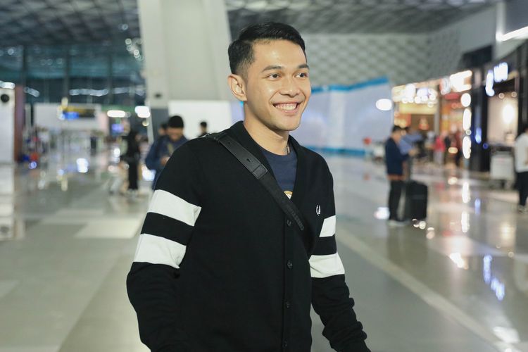 Ganda putra Indonesia, Fajar Alfian, di Bandara Soekarno-Hatta, Tangerang, Banteng, Sabtu (9/12/2023) malam WIB. Fajar dan tim bulu tangkis Indonesia berangkat ke Hangzhou, China, untuk mengikuti turnamen BWF World Tour Finals 2023 pada 13-17 Desember 2023. 