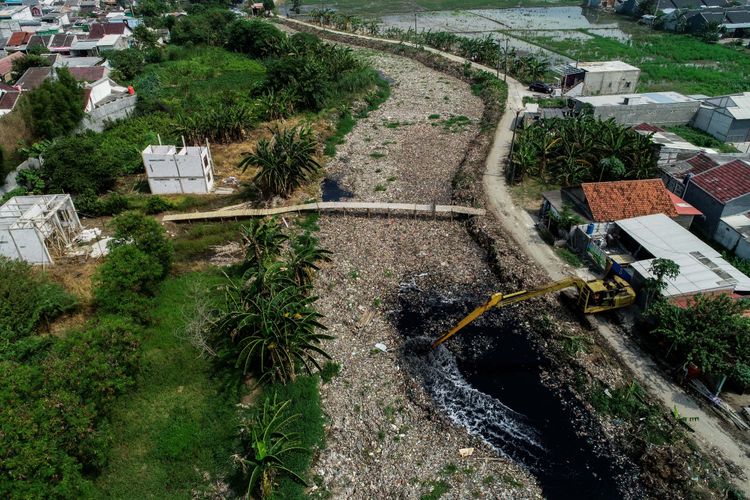 Sampah yang didominasi plastik memenuhi sepanjang Kali Pisang Batu, Desa Pahlawan Setia, Kecamatan Tarumajaya, Kabupaten Bekasi, Jawa Barat, Selasa (8/1/2019). Tumpukan sampah yang sudah berlangsung sekitar sebulan tersebut sepanjang sekitar 1,5 kilometer.