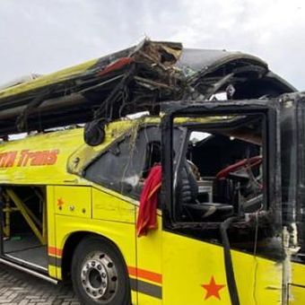 RINGSEK - Bus PO Cahaya Trans tampak ringsek parah di sisi kanan setelah dievakuasi ke depan Gerbang Tol Muktiharjo, Kota Semarang, dengan kaca depan bagian atas terlepas, seluruh kaca kanan pecah, serta kursi penumpang mengalami kerusakan. Bus tersebut sebelumnya mengalami kecelakaan tunggal di tikungan KM420A Simpang Susun Tol Krapyak, Kota Semarang, Senin (22/12/2025) dini hari, yang mengakibatkan 16 penumpang meninggal dunia.