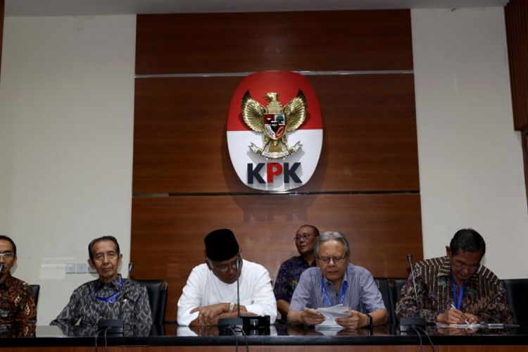 Mantan pekerja KPK memberikan keterangan pers di Gedung Komisi Pemberantasan Korupsi (KPK), Jakarta, Jumat (7/7/2017). Keterangan pers terkait dengan adanya pembentukan Pansus Hak Angket KPK oleh Dewan Perwakilan Rakyat (DPR) yang menyikapi kasus dugaan korupsi e-KTP.