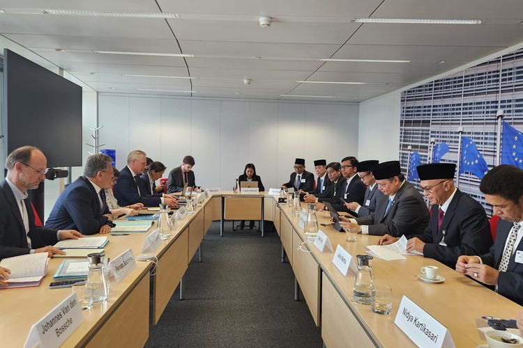Menteri Koordinator Bidang Perekonomian Airlangga Hartarto dalam perundingan Indonesia-European Union Comprehensive Economic Partnership Agreement (IEU CEPA) di Brussels, Belgia, Sabtu (7/6/2025). 