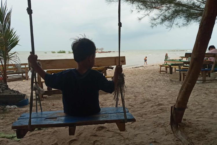 Fasilitas bermain anak di Pantai Pasir Padi Pangkalpinang, Kepulauan Bangka Belitung, Minggu (18/8/2024).