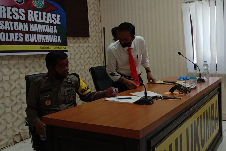 Wakapolres Bulukumba, Kompol Syarifuddin pimpin press release penyalahgunaan narkoba jenis sabu terhadap oknum polisi berinisial AB (47) di Aula Polres Bulukumba, Kabupaten Bulukumba, Sulawesi Selatan.  Senin (21/9/2020).