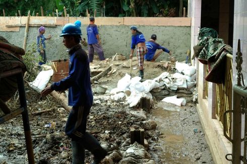 Cegah Luapan Air, Turap Baru di Jatipadang Dibangun hingga 3 Meter