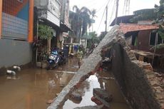 Baru Diperbaiki, Tembok Pembatas Universitas Borobudur Ambruk Lagi Diterjang Banjir