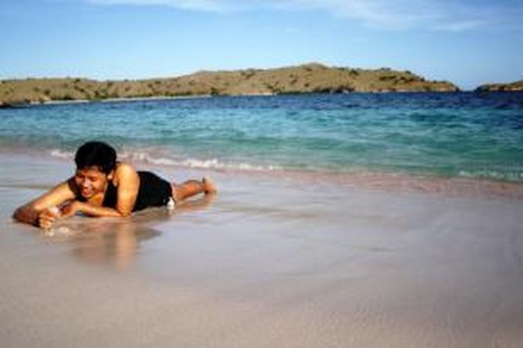 Wisatawan domestik tengah bersantai di Pink Beach, Manggarai Barat, Nusa Tenggara Timur