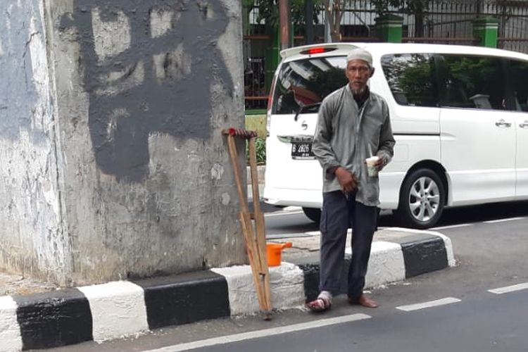 Seorang pengemis yang berpura-pura pincang di bilangan Senayan, Jakarta Pusat, Selasa (12/11/2019).