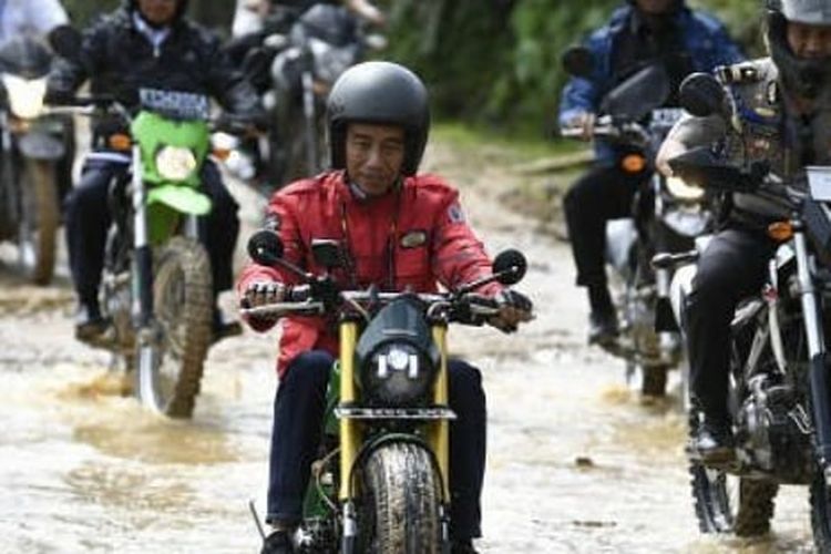 Jokowi pakai chopper miliknya terabas di jalur perbatasan RI-Malaysia di Kalimantan.