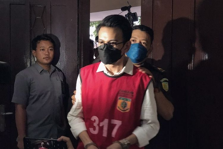 Terdakwa kasus dugaan pelanggaran UU ITE Adam Deni jelang mengikutu sidang pembacaan putusan di Pengadilan Negeri (PN) Jakarta Utara, Selasa (28/6/2022). 