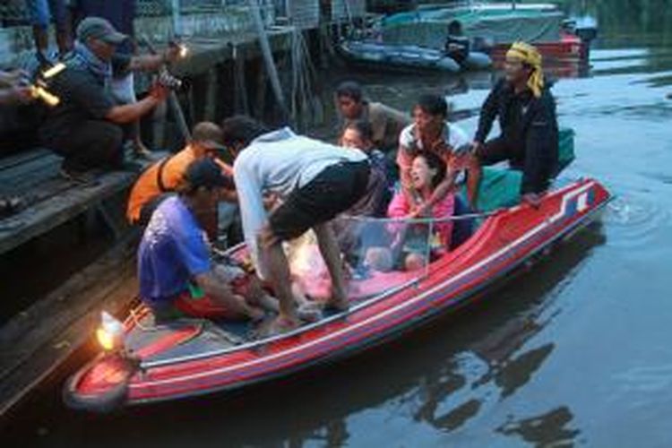 Jenasah Sengseng (5) saat dievakuasi dari lokasi kejadian menuju Posko SAR di Pelabuhan Rasau, Kabupaten Kubu Raya, Kalimantan Barat (14/12/2015). Hingga saat ini, tim SAR berhasil menemukan satu dari sepuluh korban yang dinyatakan hilang dalam musibah terbaliknya speedboat Indo Kapuas Ekspress.