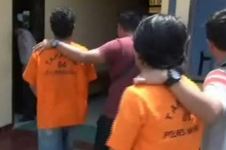 Dua pelaku pembunuhan terhadap pemuda Fatur (21 tahun) di mamuju utara sulawesi barat ditangkap polisi setelah sempat melarikan diri usai kejadian.