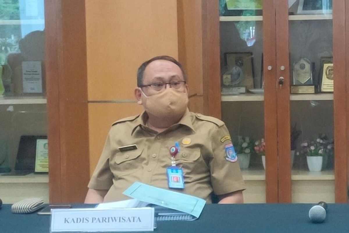 Kadis Pariwisata Tangerang Selatan Dadang Sofyan (kiri) bersama Kasatpol PP Tangerang Selatan Mursinah (kanan) saat konferensi pers di Balai Kota Tangerang Selatan, Senin (24/8/2020)