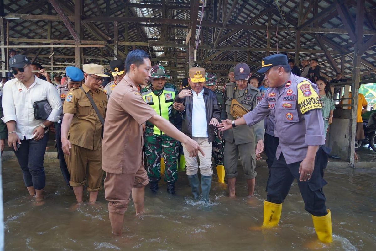 Gubernur Kalimantan Tengah (Kalteng) Agustiar Sabran meninjau sejumlah lokasi yang terdampak banjir di Kabupaten Barito Selatan, Minggu (27/4/2025). 