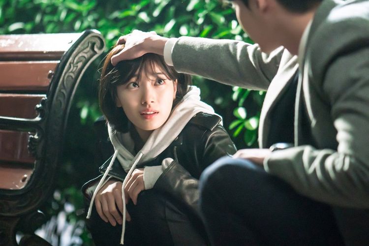 Bae Suzy dan Lee Jong Suk dalam serial drama Korea, While You Were Sleeping