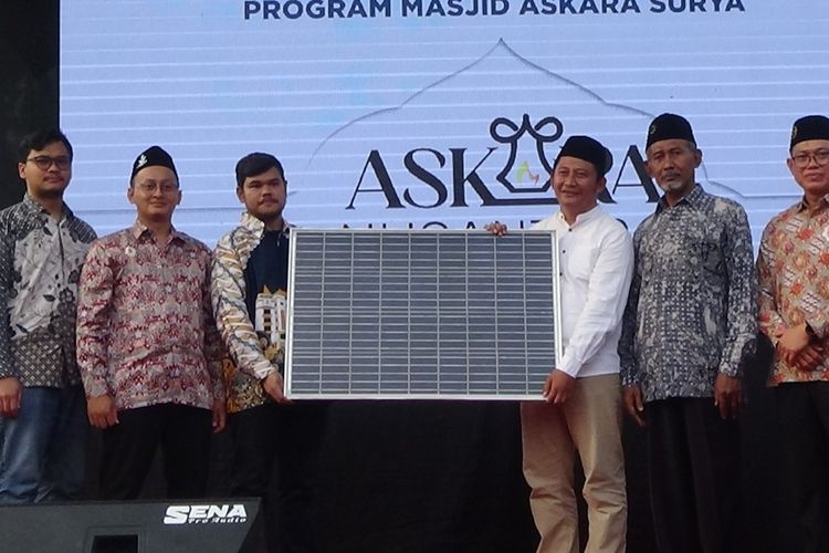 Manager Askara Nusantara, Muhammad Nur Afif menyerahkan bantuan panel listrik tenaga surya untuk Masjid Supangat, Desa Panyuran, Kecamatan Palang, Kabupaten Tuban, Jawa Timur, Sabtu (23/3/2024)