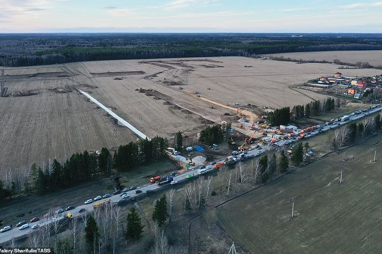 Sebuah pemandangan udara memperlihatkan lahan yang akan menjadi lokasi rumah sakit baru, yang dibangun di desa Babenki, Distrik Administratif Troitsk, Moskwa, Rusia. Pemerintah setempat meniru China dengan mendirikan RS baru untuk menghadapi virus corona.