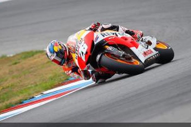 Pebalap Repsol Honda asal Spanyol, Dani Pedrosa, memacu motornya di Sirkuit Brno pada balapan GP Ceko, Minggu (25/8/2013).