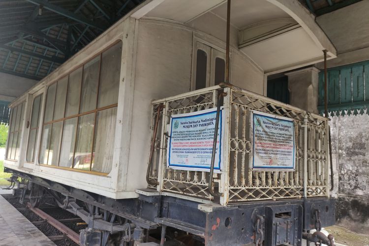 Kereta jenazah di Alun-alun Selatan Keraton Surakarta.