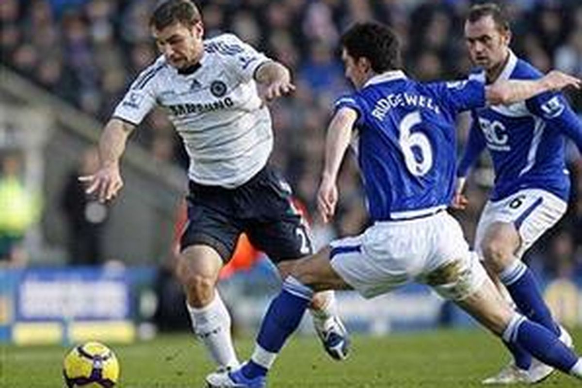 Bek Chelsea, Branislav Ivanovic, mencoba melewati adangan bek Birmingham City, Liam Ridgewell, dalam duel lanjutan Premier League, Sabtu (26/12/2009). Laga ditutup dengan hasil imbang 0-0.