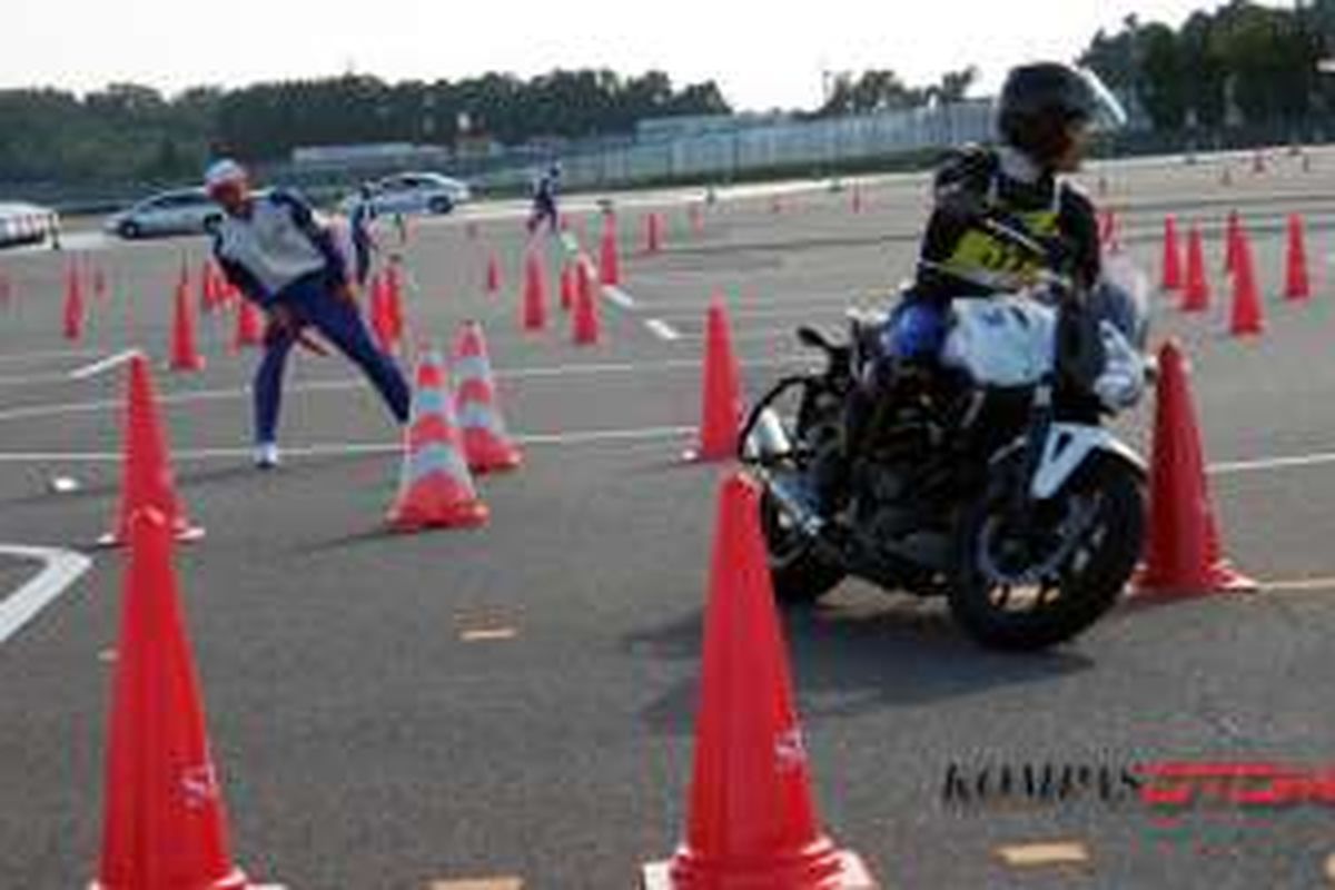 Course slalom, salah satu ujian yang wajib dilewati para peserta Japan Safety Instructors Competition.