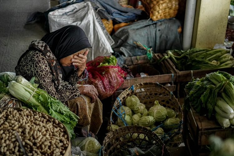 Ilustrasi pedagang sayuran di pasar. Bappenas menyebut hampir setengah warga Indonesia tak mampu konsumsi makanan bergizi seimbang karena harganya yang mahal.