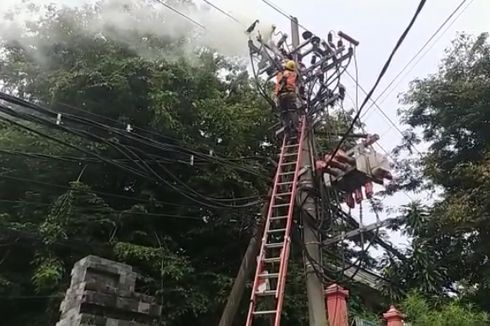 Diduga Jadi Sarang Burung, Trafo Listrik di Jalan Jaksa Agung Suprapto Gresik Terbakar