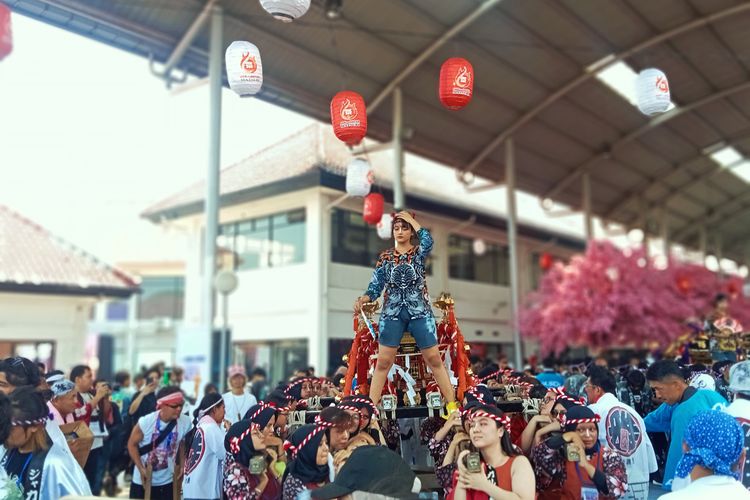 Mikoshi,tradisi arak arakan tandu di Jepang, pada saat Jak-Japan Matsuri 2023, Jiexpo Kemayoran, Minggu (19/11/2023). 