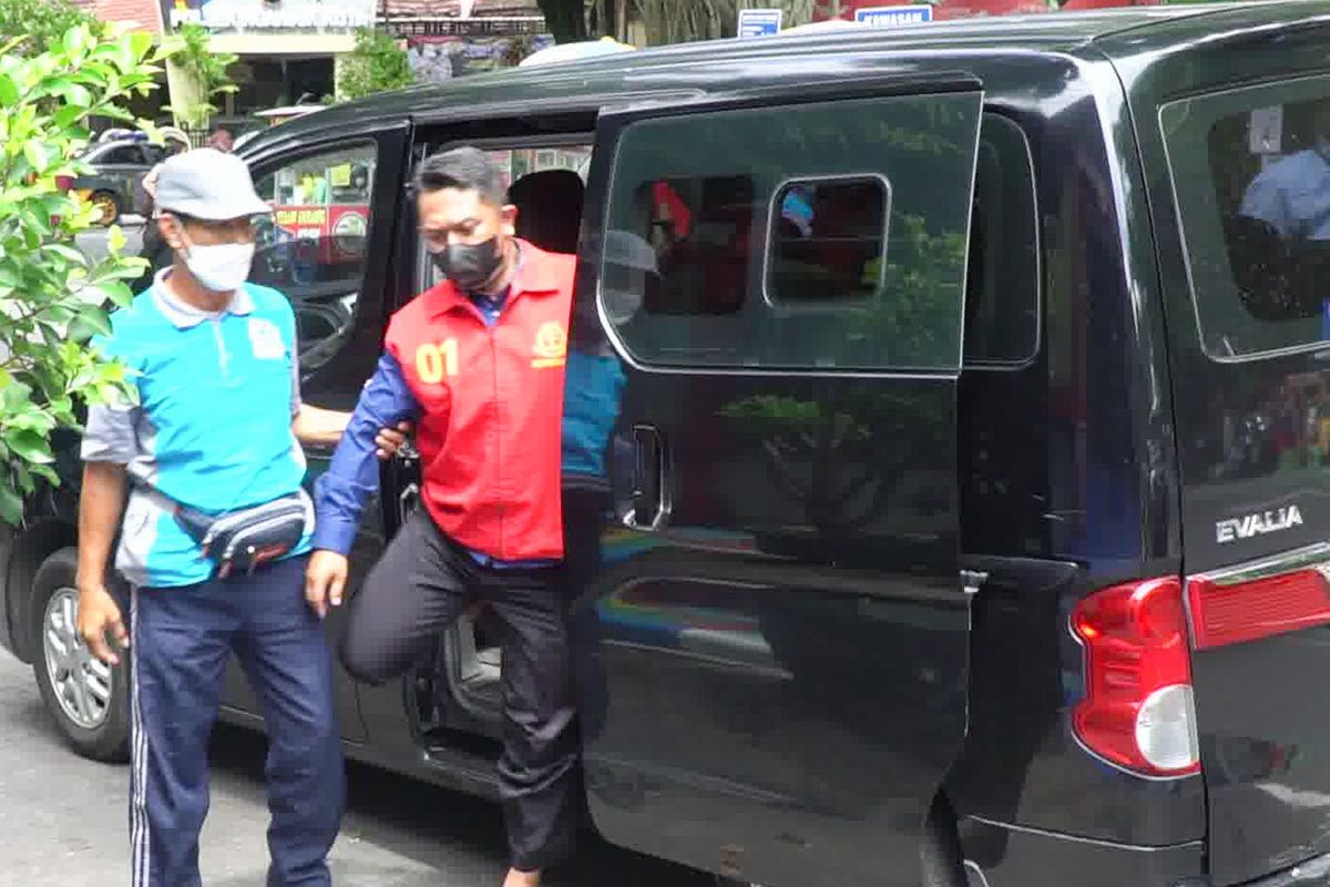 Sekretais Desa Katerban Arifin (rompi merah) dieksekusi pihak Kejari Nganjuk, Jumat (21/1/2022) pukul 14.00 WIB. Foto: Kejari Nganjuk