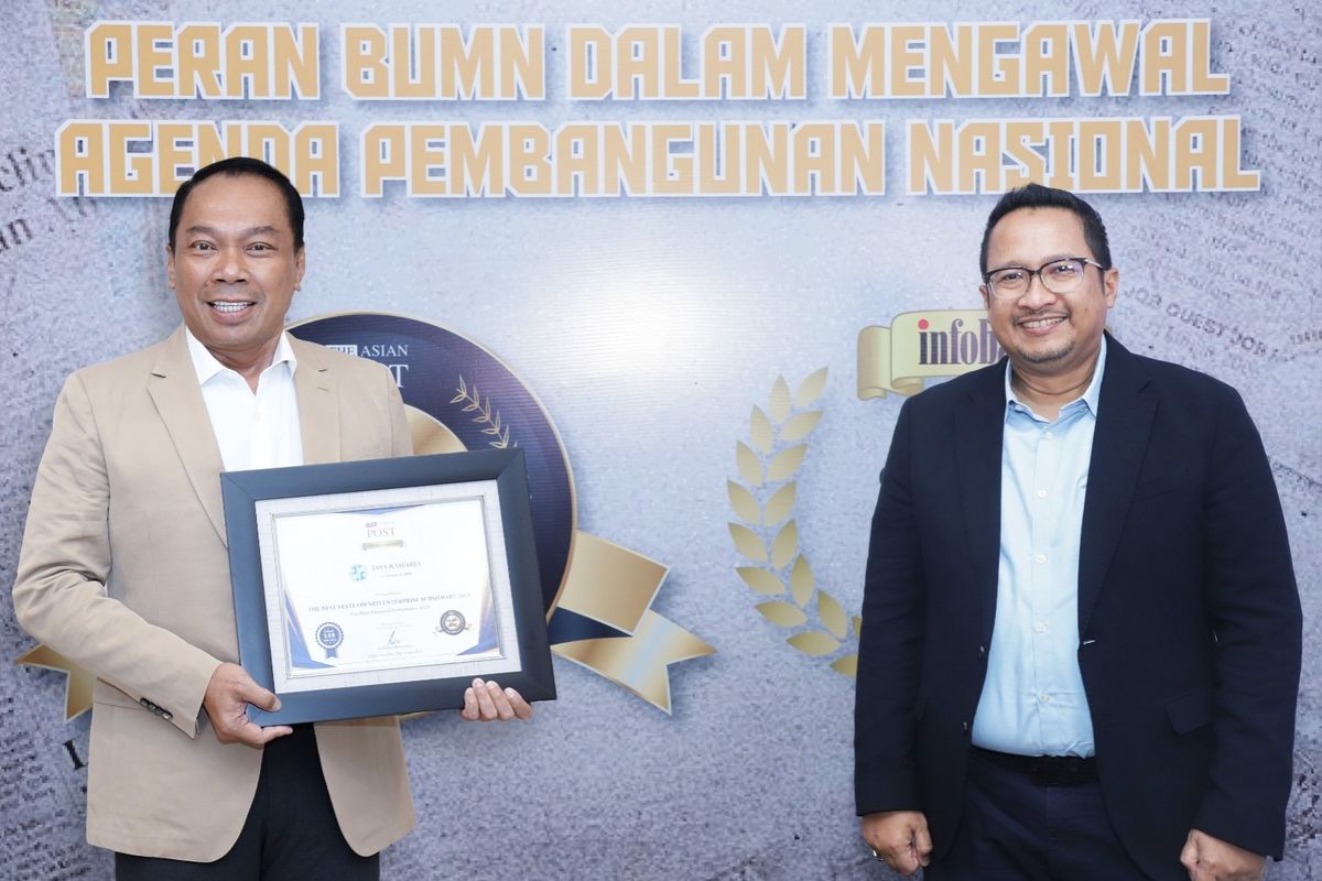 Dirut PT Jasa Raharja Rivan A Purwantono terlihat menerima penghargaan The Best State Owned Enterprise Subsidiary 2024 secara langsung di Hotel Shangri-La, Jakarta, Kamis (3/10/2024).