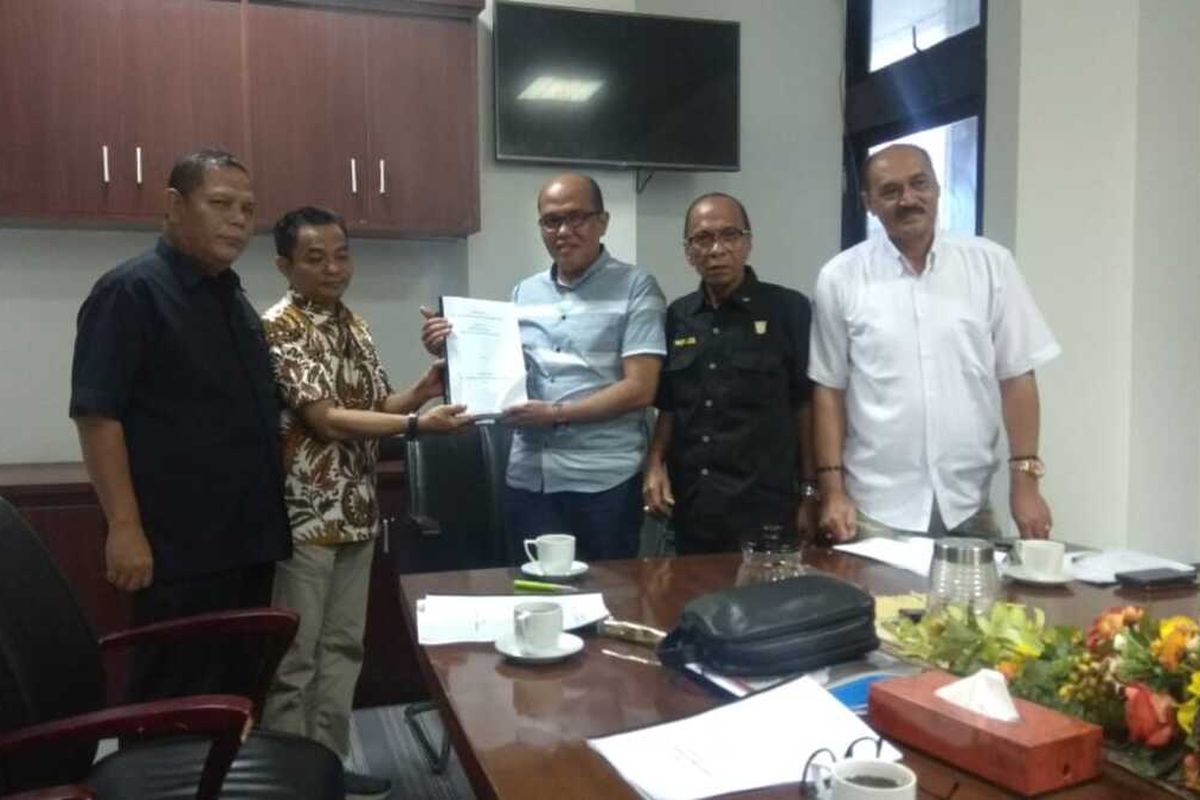 Ketua DPRD Sumbar Supardi menerima usulan interpelasi gubernur Sumbar dari Ketua Fraksi Gerindra, Hidayat didampingi Sekretaris Fraksi Golkar Afrizal, Sekretaris Fraksi Demokrat HM Nurnas dan Sekretaris Fraksi Gerindra Ismunandi, Selasa (21/1/2020) di DPRD Sumbar