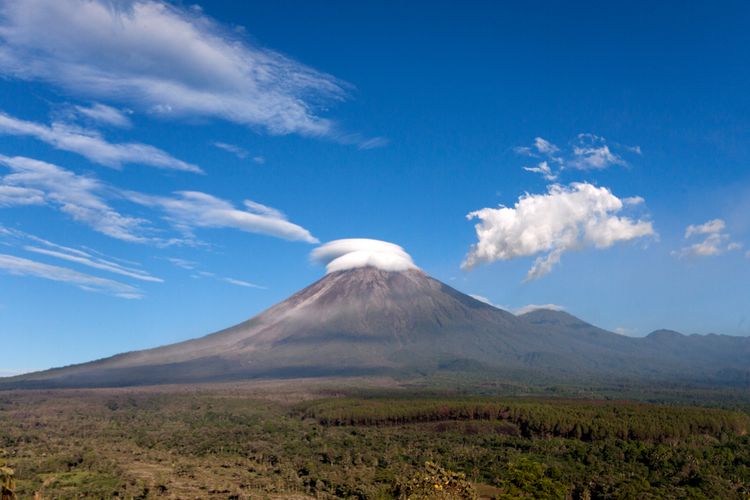 Gunung Semeru, salah satu bentang alam yang terdapat di Jawa Timur