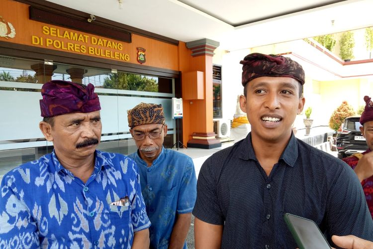 Perwakilan pengurus Pura Cemara Geseng di Kabupaten Buleleng, Provinsi Bali, usai melapor ke Polres Buleleng, Senin (17/4/2023) terkait kejadian perusakan pura.