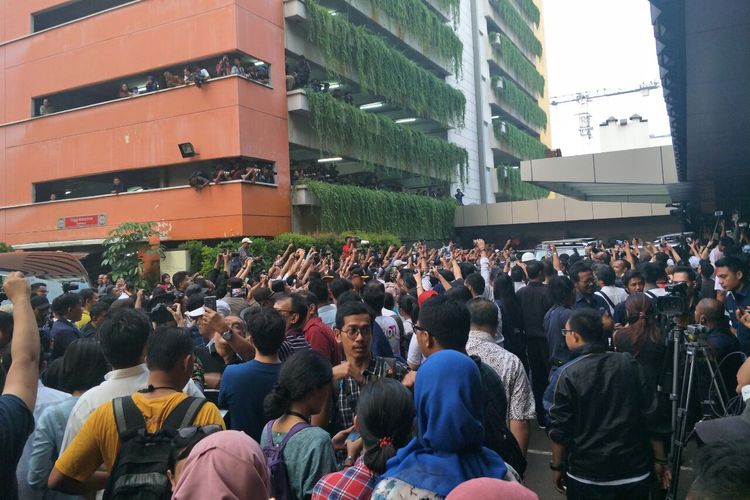 Para pendukung Jokowi-Ma'ruf meneriakan nama Jokowi di area parkir Djakarta Theater, Rabu (17/4/2019). Jokowi meninggalkan gedung itu setelah memantau hasil hitung cepat bersama para ketum parpol. 