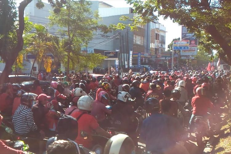 Konvoi PSM Makassar usai meraih gelar juara di Piala Indonesia di sepanjang jalan di Kota Makassar, Rabu (7/8/2019).