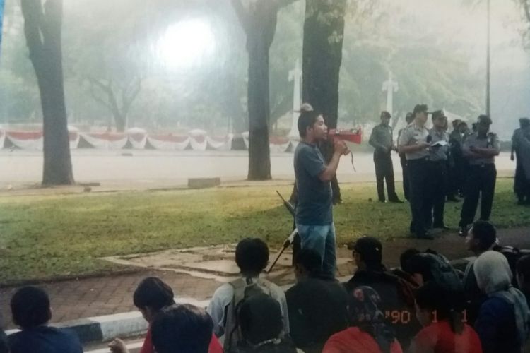 Sahat Simatupang saat berorasi di depan Istana Presiden pada Mei 1998. Dia menuntut agar mantan presiden Soeharto segera diproses hukum  