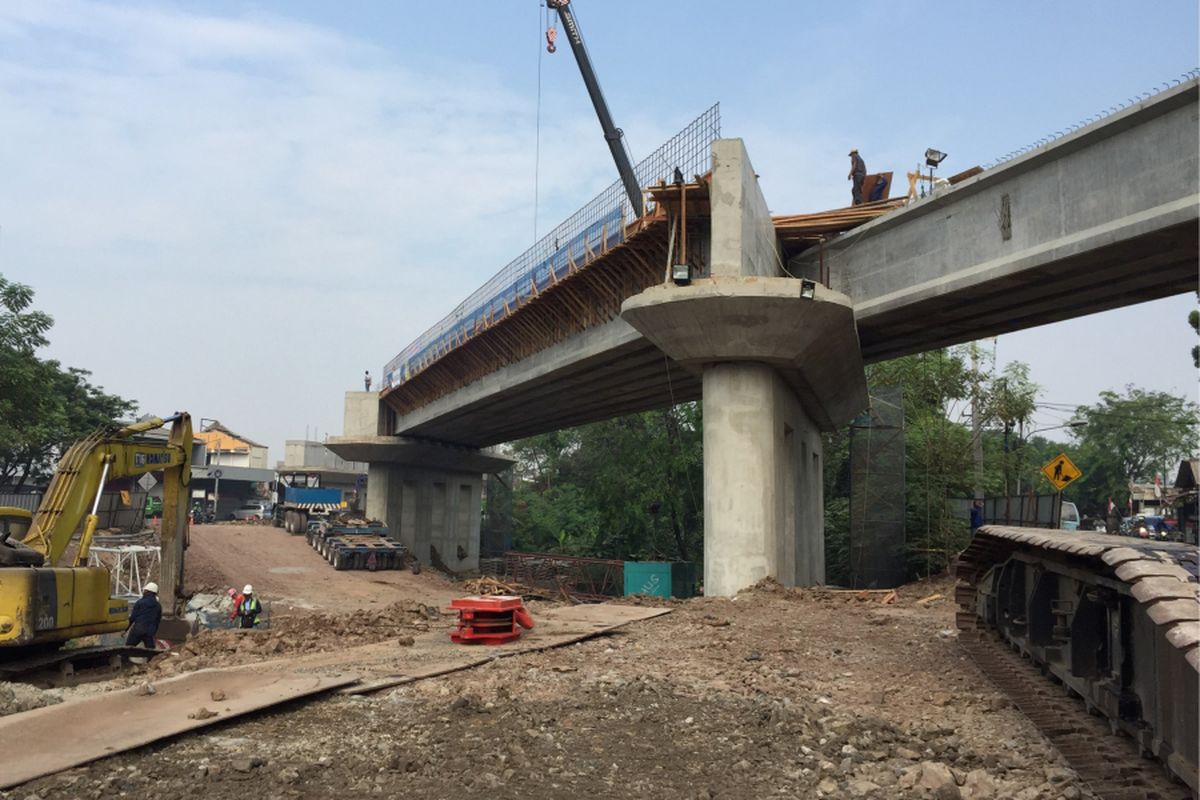 Petugas proyek masih mengerjakan jalur rel kereta Bandara Soekarno-Hatta berupa jalan layang yang melintasi Jalan Lio Baru, Kota Tangerang, Rabu (23/8/2017). Rencananya, Jalan Daan Mogot KM 23 di seberang Jalan Lio Baru akan ditutup selama sehari penuh untuk pemasangan jalan layang pada Minggu (27/8/2017).