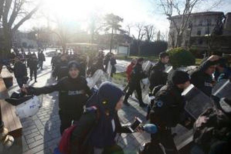 Para turis panik sesaat setelah mendengar ledakan di Istanbul.