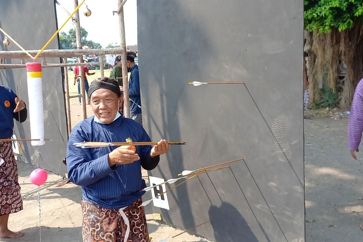 Para peserta lomba Jemparingan di Alun-alun Kidul, Kota Yogyakarta, Sabtu (20/7/2022)