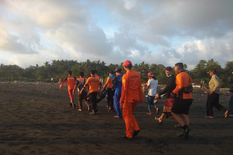 Tim SAR mengevakuasi jenazah wisatawan yang tewas terseret arus di Pantai Kelating, Kabupaten Tabanan, Bali, Senin (26/9/2022).