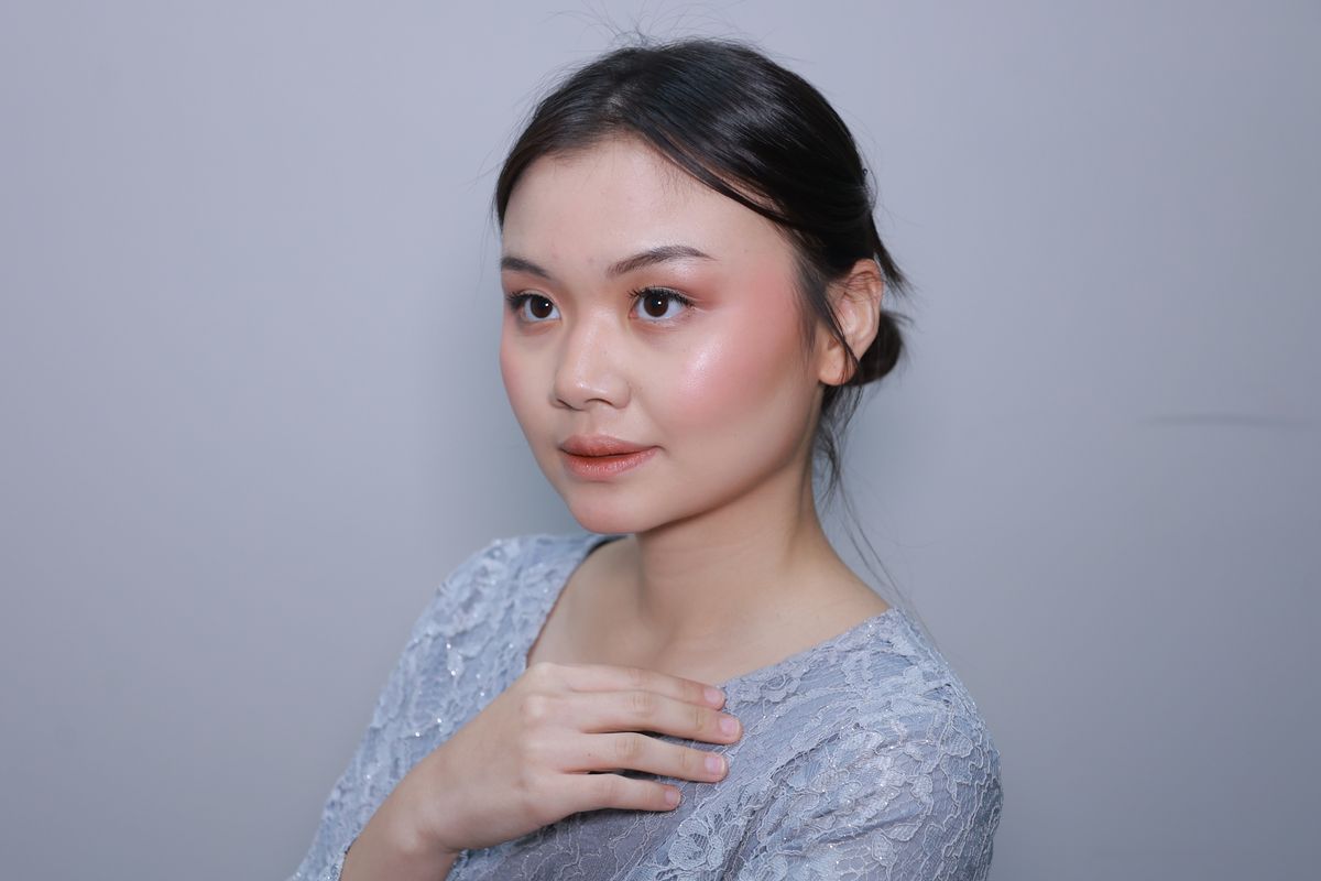 Model dengan hasil makeup untuk wisuda yang natural dan tahan lama.