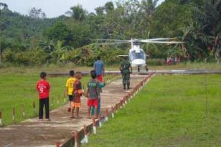 Helikopter milik penerbangan sipil Malaysia, jenis Bell 9M-YMH, Minggu (28/6/2015) mendarat tanpa izin di heliped milik TNI Angkatan Darat di Pos Kotis Satuan Tugas Pengamanan Perbatasan RI-Malaysia, Desa Aji Kunjing, Pulau Sebatik, Kabupaten Nunukan, Kalimantan Utara. 