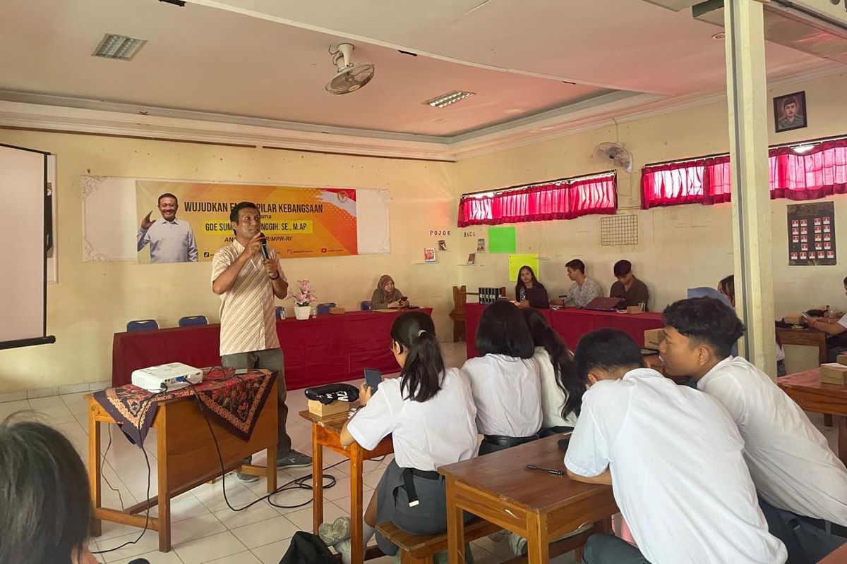 Anggota Komisi VI DPR Gde Sumarjaya Linggih menggelar sosialisasi empat pilar kebangsaan di SMK Kesehatan PGRI Denpasar.