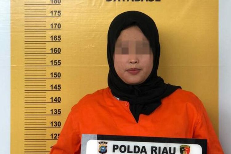 Tersangka pencuri uang nasabah Bank BUMN senilai Rp 1,2 M berinisial HN (29) selaku mantan teller, saat diamankan Ditreskrimsus Polda Riau, Selasa (21/9/2021).